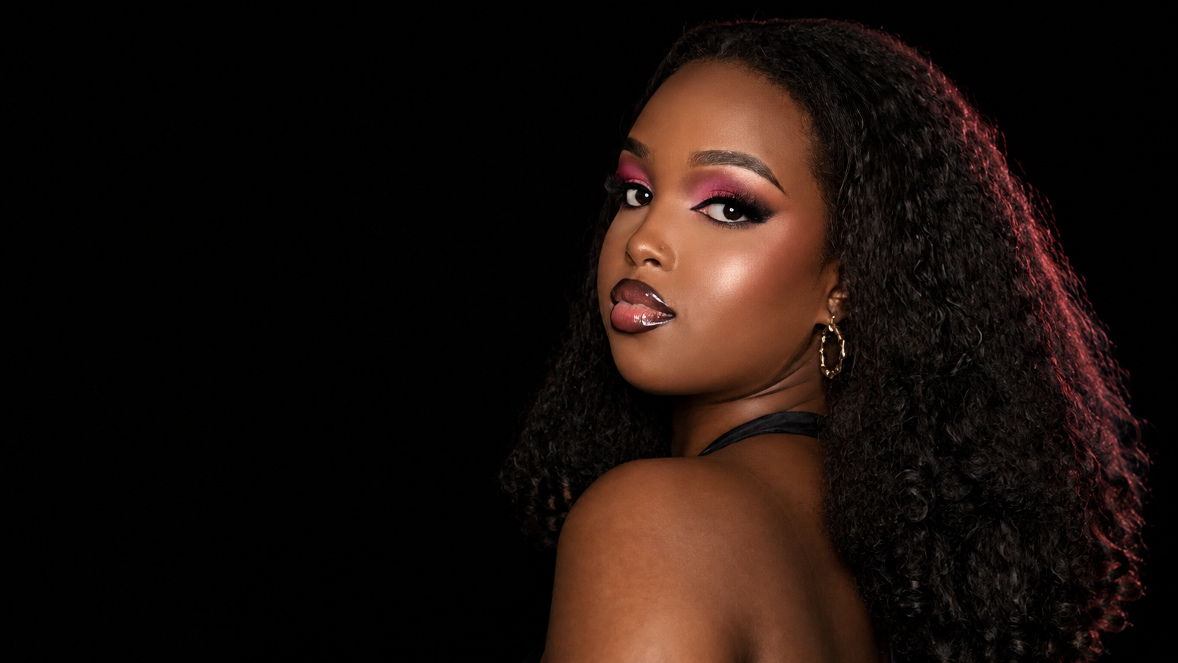 Modèle au maquillage lumineux dans l’univers LeslieMakeUp