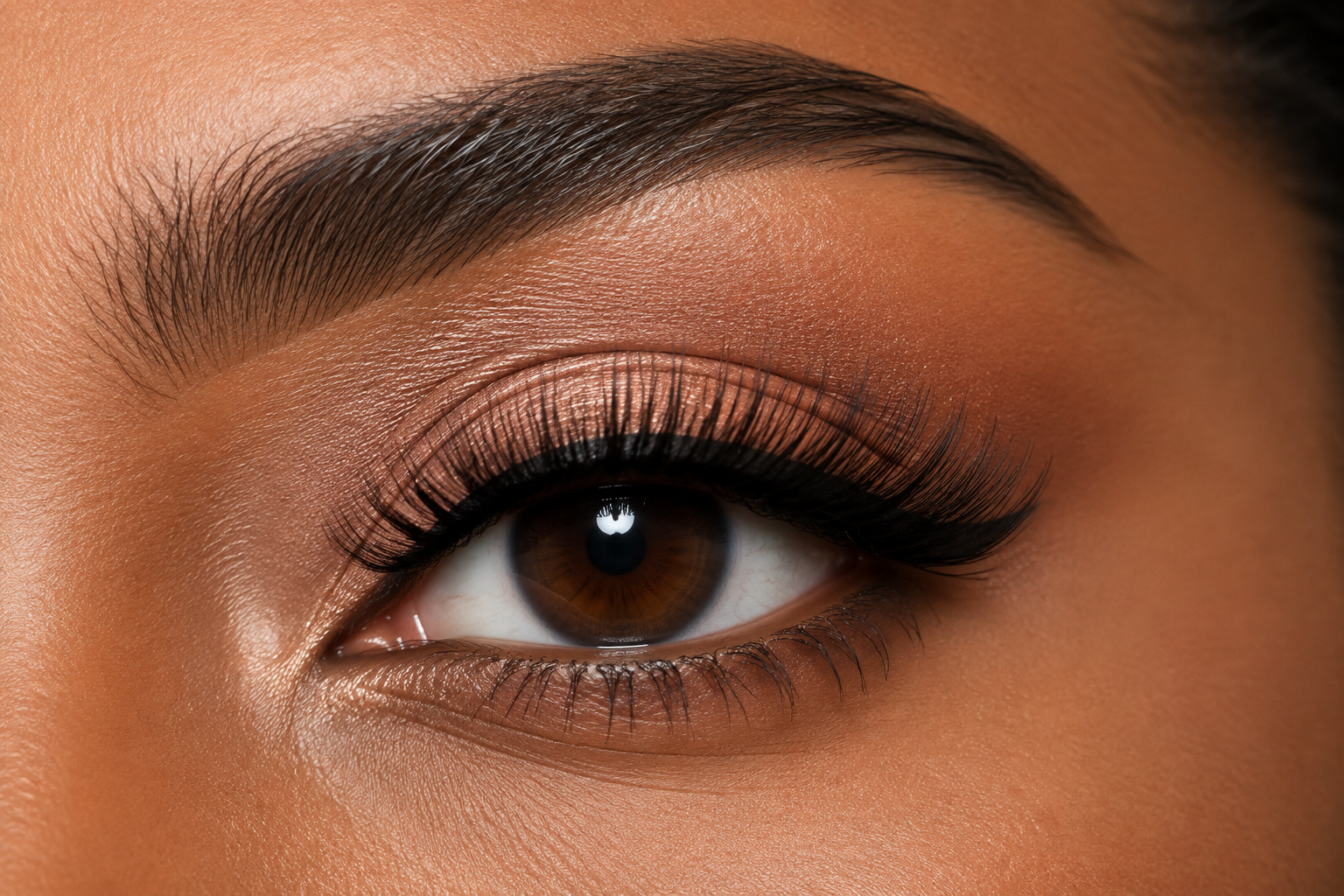 Regard sublimé par une mise en beauté des cils chez LeslieMakeUp